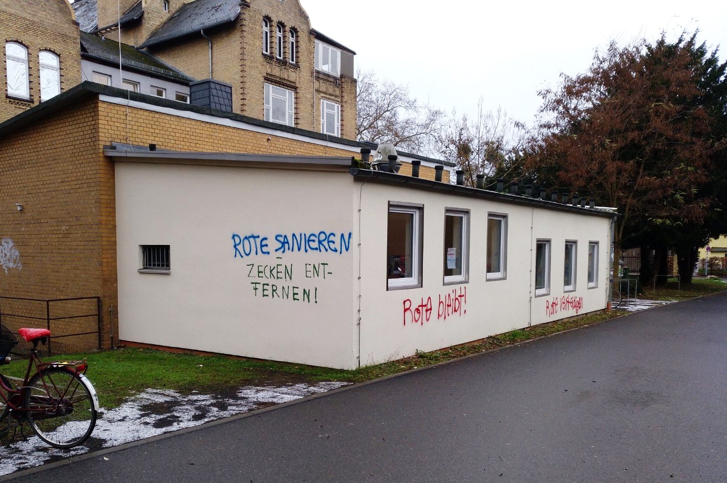 Graffiti auf einem Gebäude der Georg-August-Universität Göttingen: Rote Sanieren und Zecken entfernen.