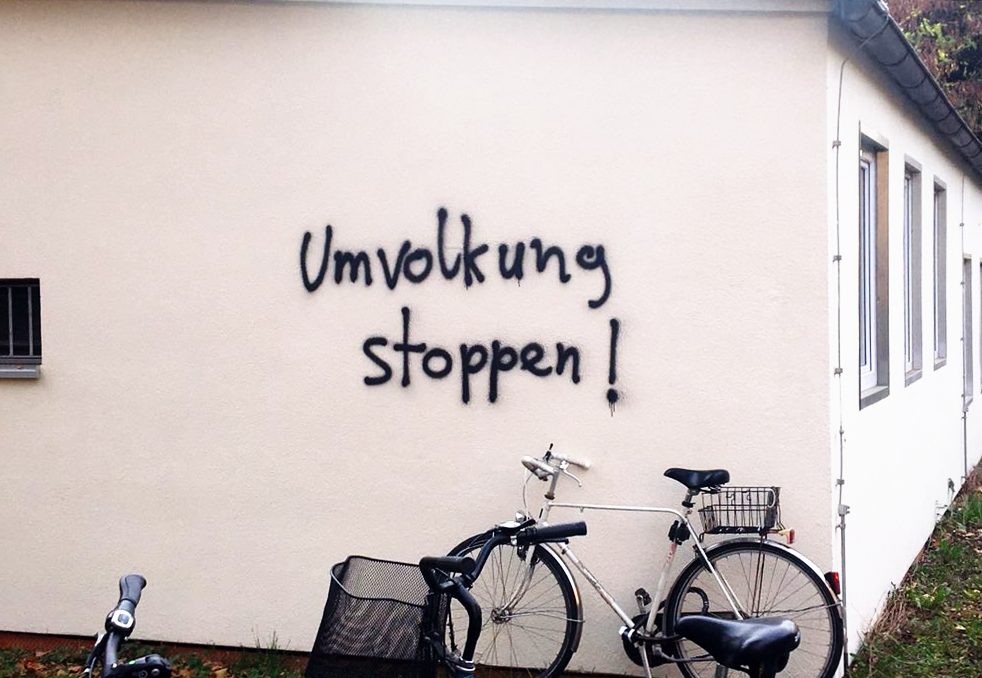 Graffito auf einem Gebäude der Georg-August-Universität Göttingen: Umvolkung stoppen!