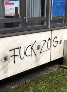 Graffito FUCK ZOG unter einem Erdgeschossfenster des Sociooeconomicums am Campus der Universität Göttingen.